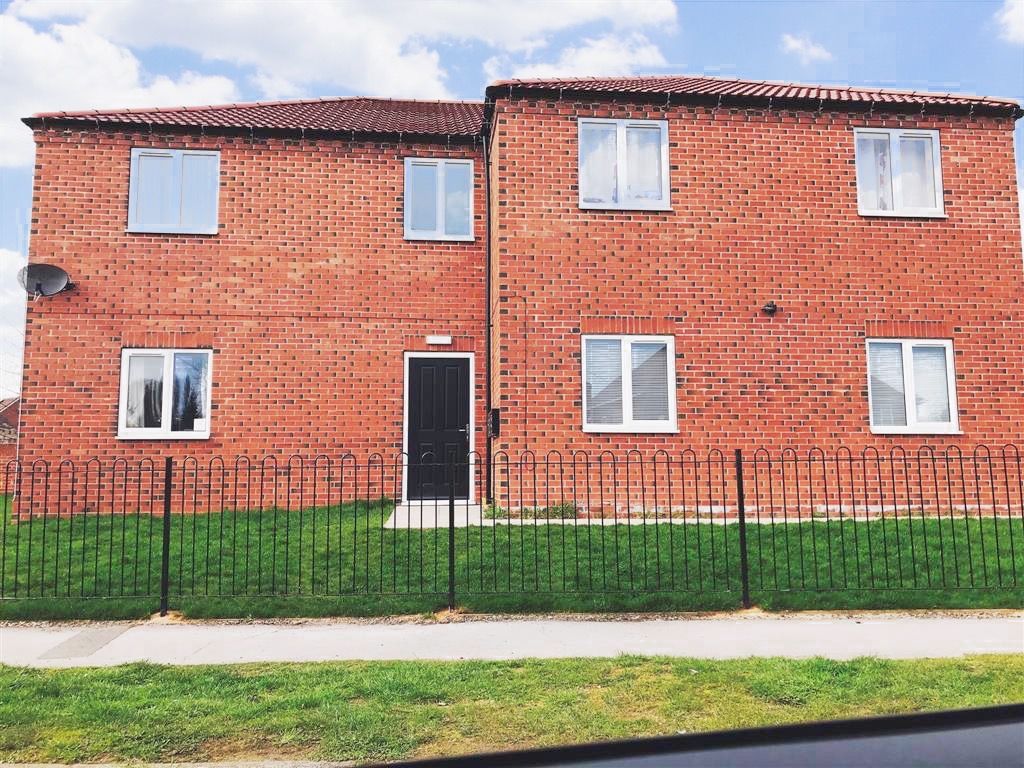 2 bed flat to rent in Beverley Road, Harworth, Doncaster DN11, £540 pcm