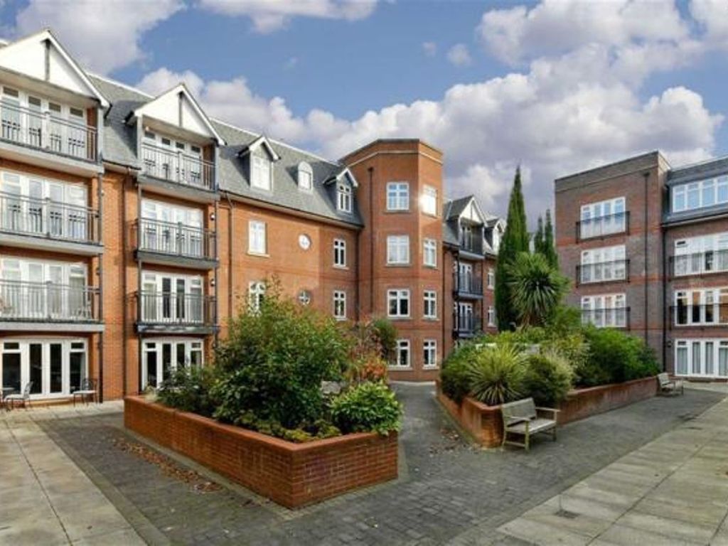 2 bed flat for sale in Royal Swan Quarter, Leatherhead KT22, £345,000