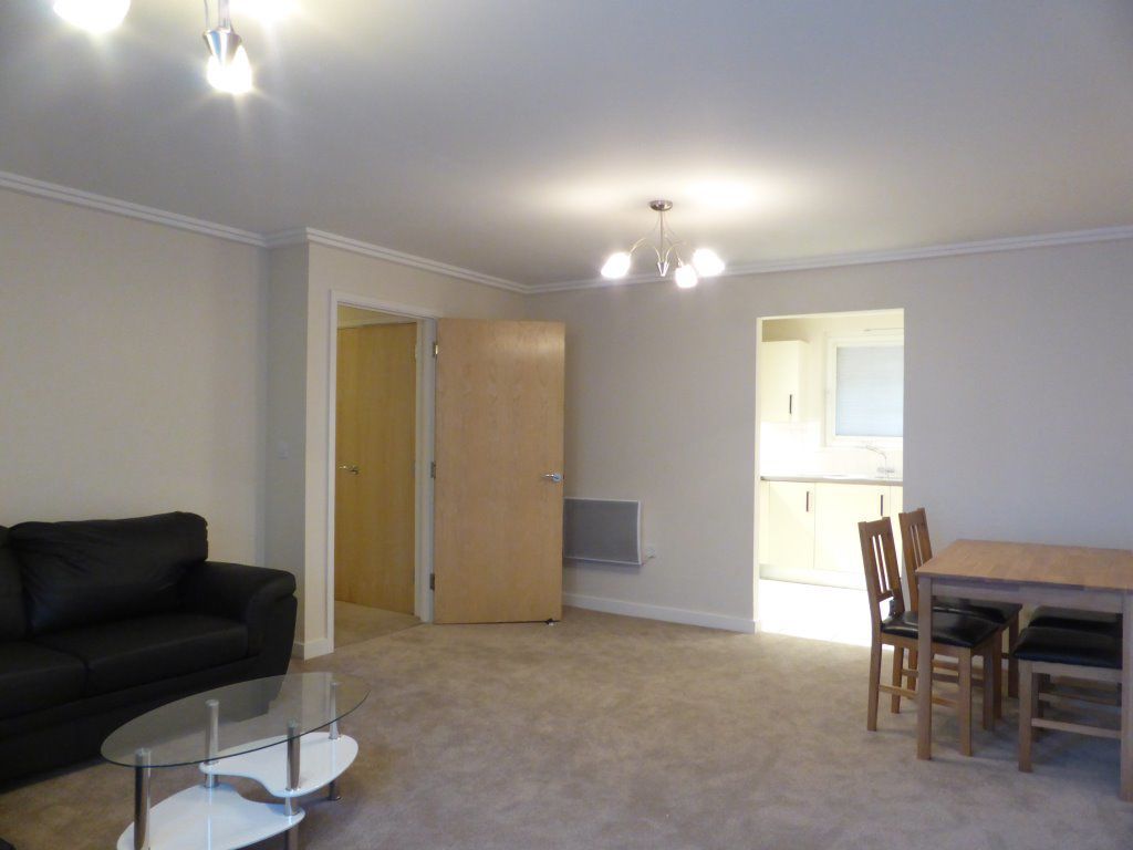 3 bed flat to rent in Kingscote Way, Brighton BN1, £2,700 pcm