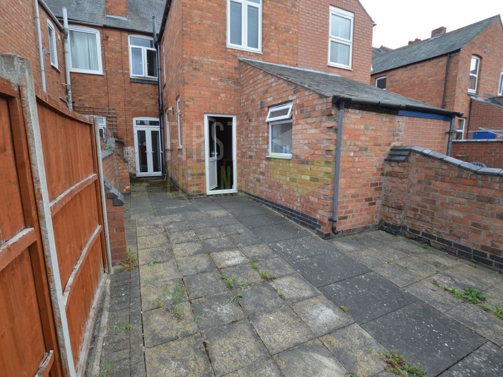5 bed terraced house to rent in Kirby Road, West End LE3, £338 pcm