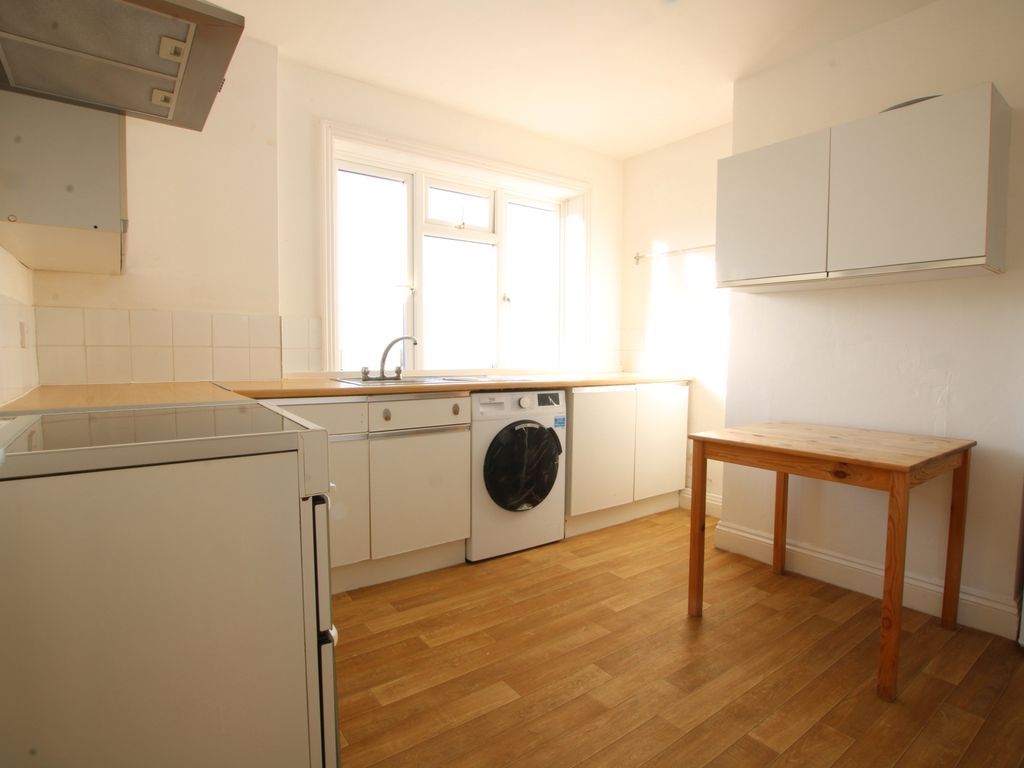 1 bed flat to rent in Station Road, Burgess Hill RH15, £925 pcm