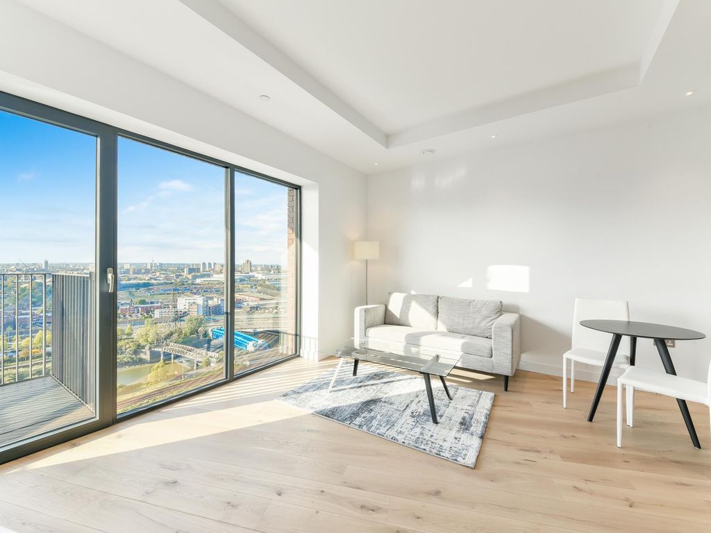 1 bed flat for sale in Modena House, London City Island, London E14, £490,000