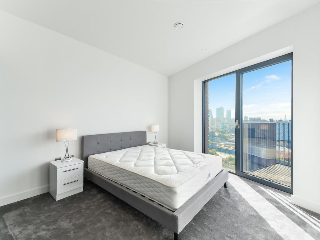 1 bed flat for sale in Modena House, London City Island, London E14, £490,000