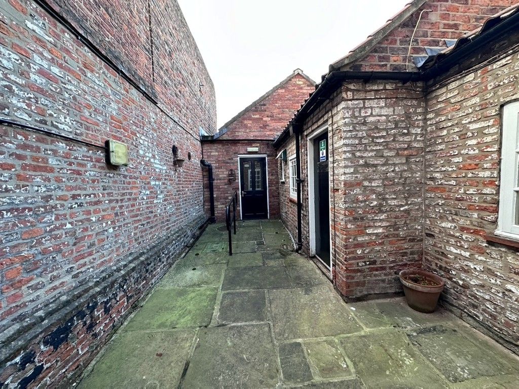 Commercial property to let in 7A North Bar Within, Beverley, East Yorkshire HU17, £5,200 pa