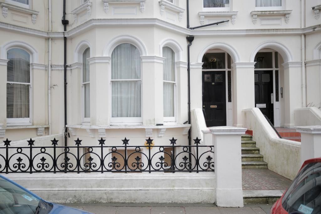 2 bed flat to rent in St Aubyns, Hove BN3, £1,700 pcm