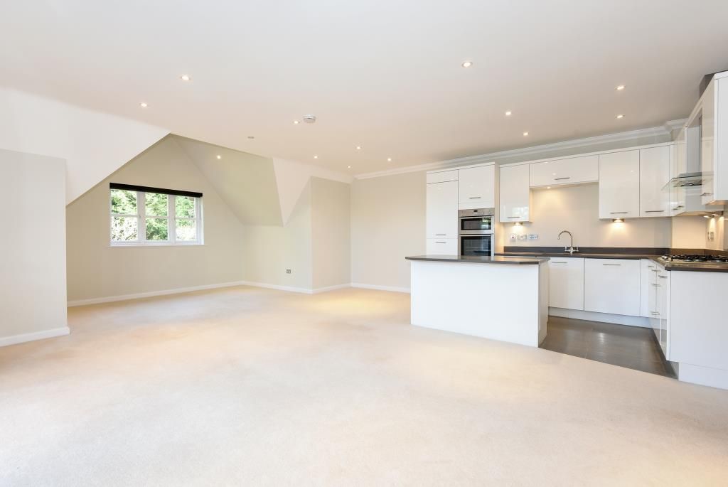 2 bed flat to rent in Windlesham, Surrey GU20, £2,400 pcm