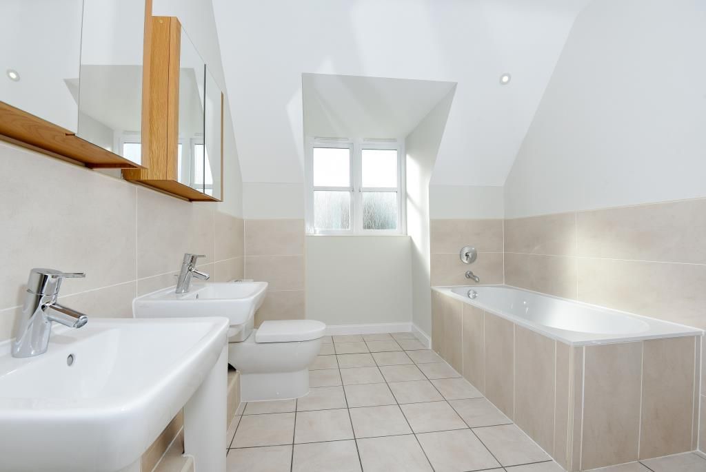 2 bed flat to rent in Windlesham, Surrey GU20, £2,400 pcm