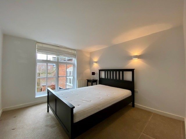 2 bed flat to rent in Church Row, Pebble Lane, Aylesbury HP20, £1,350 pcm