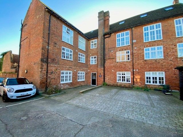 2 bed flat to rent in Church Row, Pebble Lane, Aylesbury HP20, £1,350 pcm