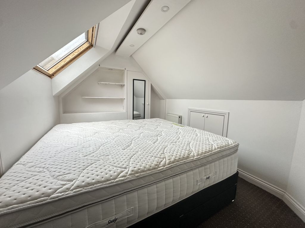 Room to rent in Riefield Road, Eltham SE9, £1,200 pcm
