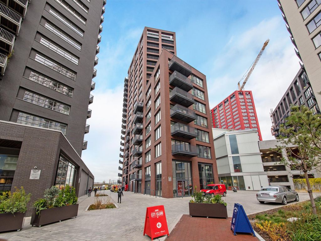 1 bed flat for sale in Modena House, London City Island, London E14, £465,000