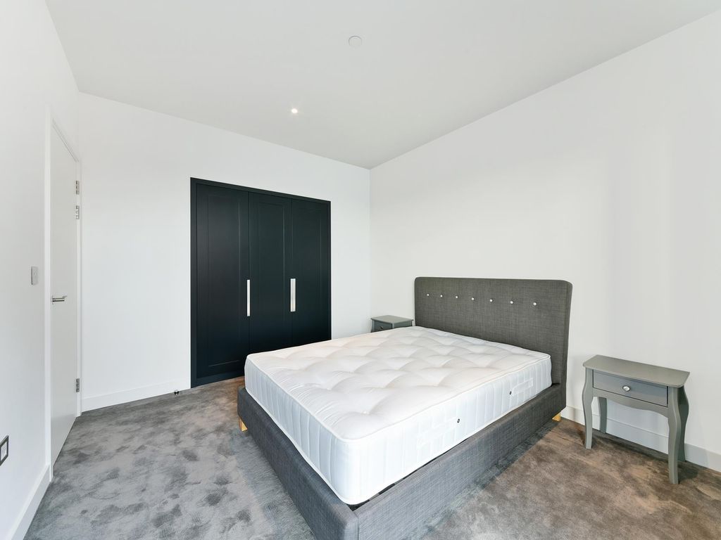 1 bed flat for sale in Modena House, London City Island, London E14, £465,000