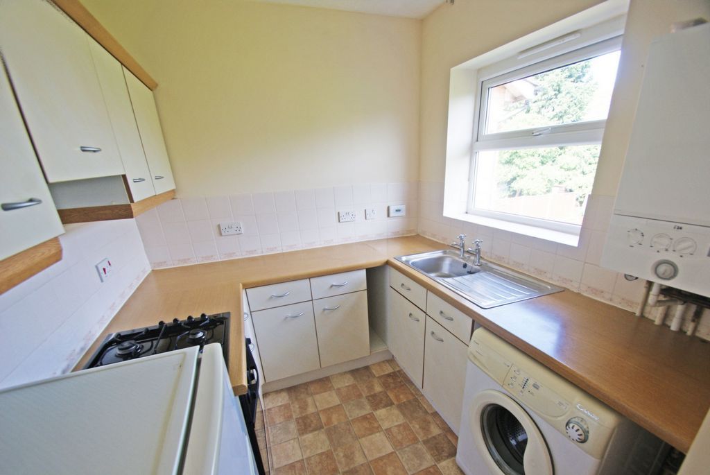 2 bed flat to rent in St Giles Close, Wellington TF1, £675 pcm