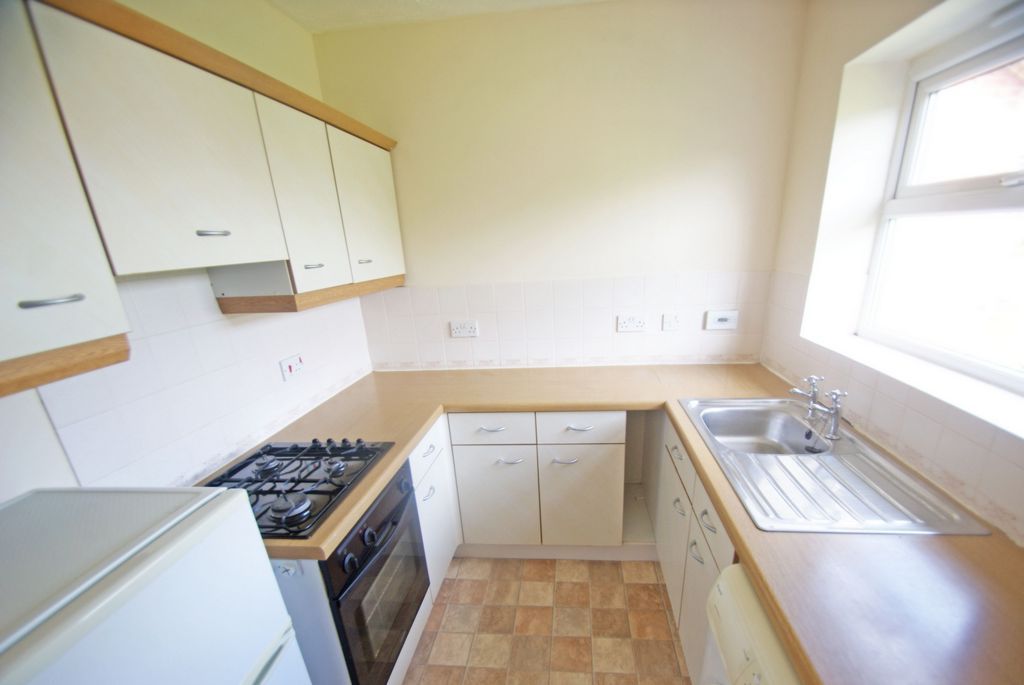 2 bed flat to rent in St Giles Close, Wellington TF1, £675 pcm