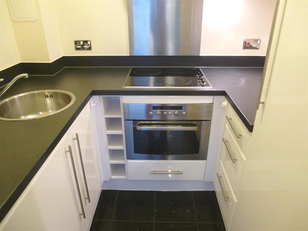 1 bed flat to rent in Lower Canal Walk, Southampton SO14, £900 pcm