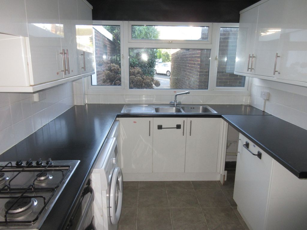 3 bed terraced house to rent in Alderton Close, Loughton IG10, £2,000 pcm