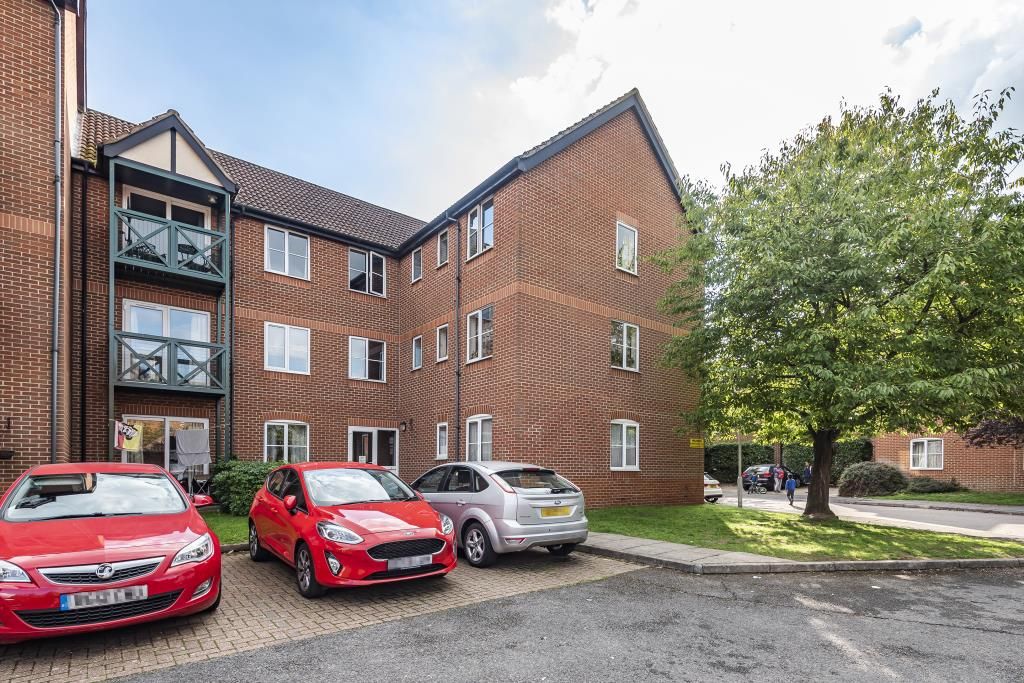 2 bed flat to rent in Admirals Court, Rose Kiln Lane RG1, £1,300 pcm