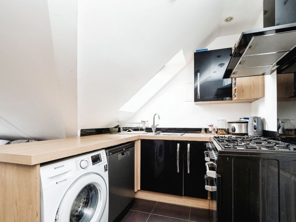 3 bed flat for sale in 106 Lodge Lane, Romford RM5, £340,000