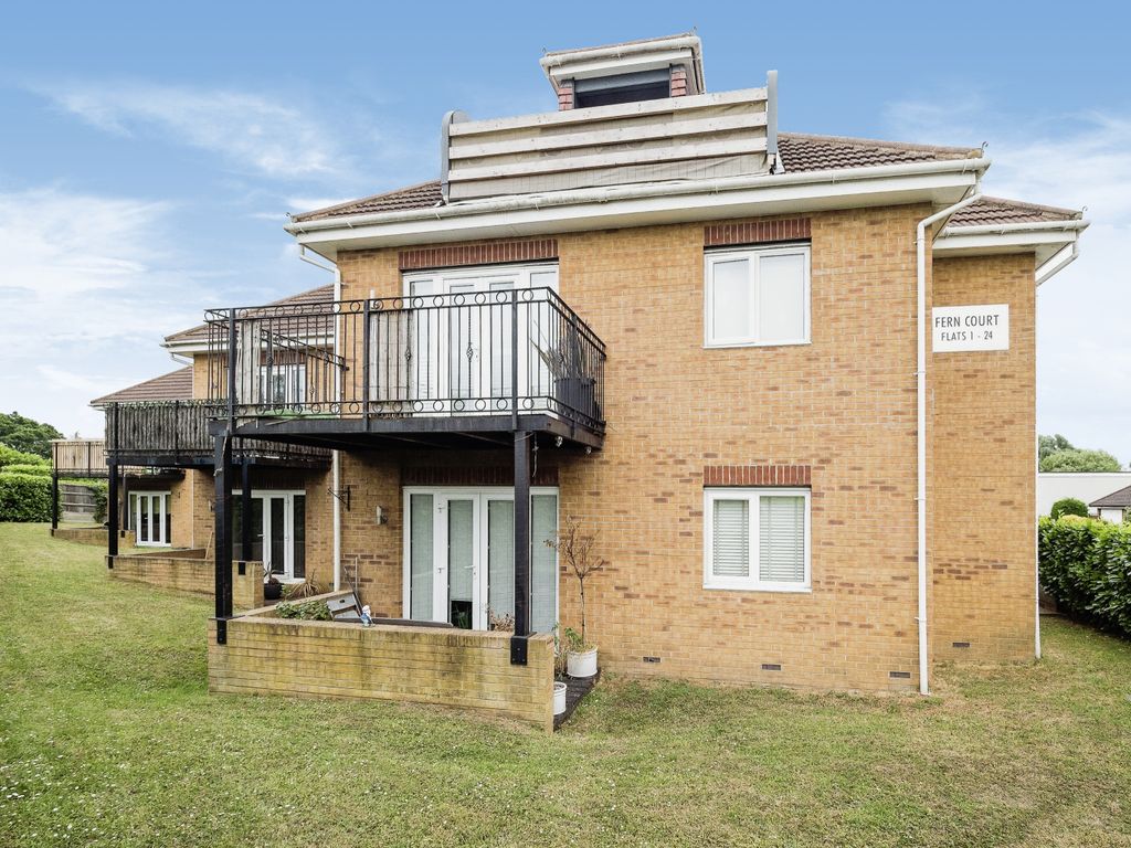 3 bed flat for sale in 106 Lodge Lane, Romford RM5, £340,000