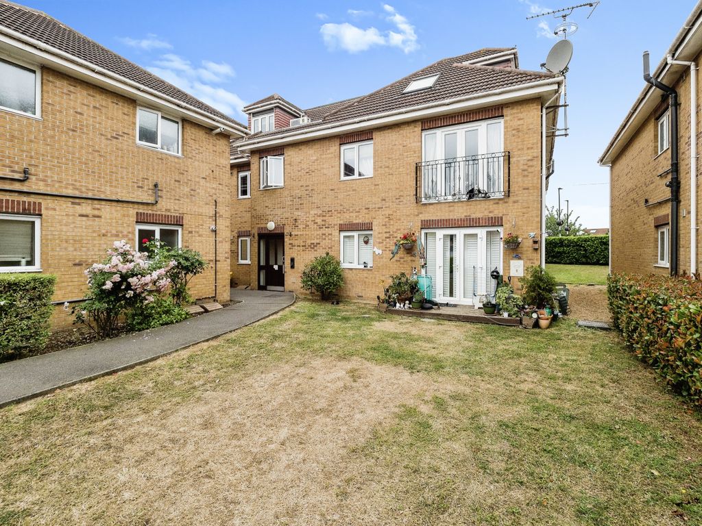 3 bed flat for sale in 106 Lodge Lane, Romford RM5, £340,000