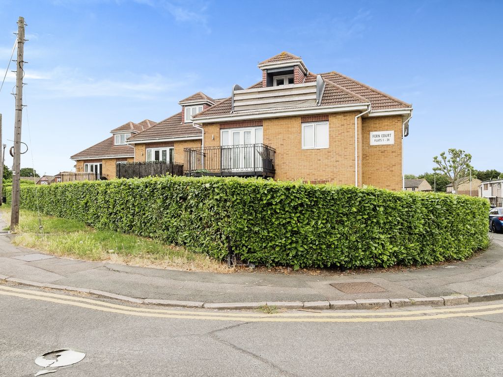 3 bed flat for sale in 106 Lodge Lane, Romford RM5, £340,000