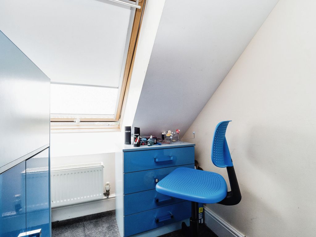 3 bed flat for sale in 106 Lodge Lane, Romford RM5, £340,000