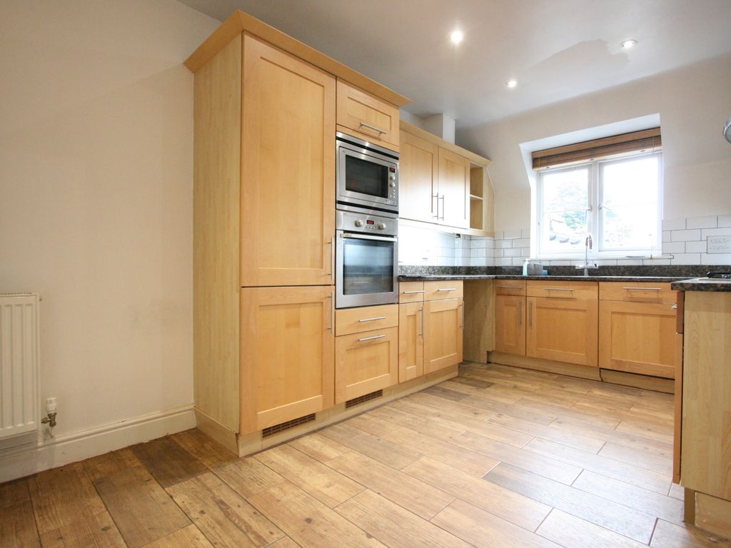 3 bed flat to rent in Eastbury Avenue, Northwood HA6, £2,600 pcm