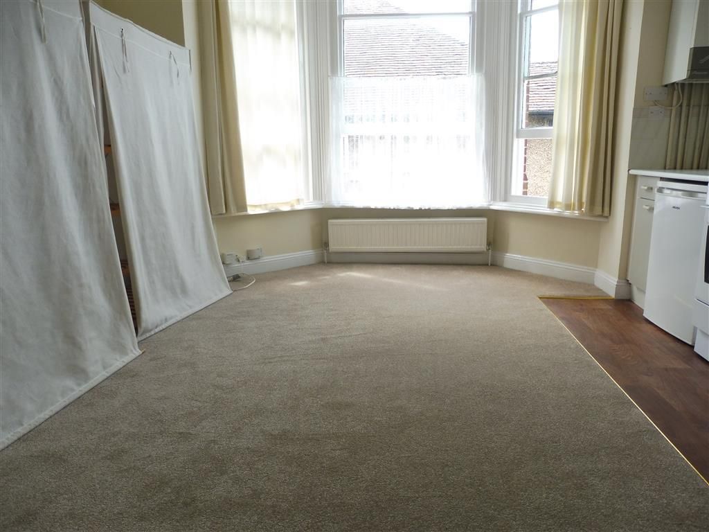 Studio to rent in Hill Lane, Southampton SO15, £700 pcm