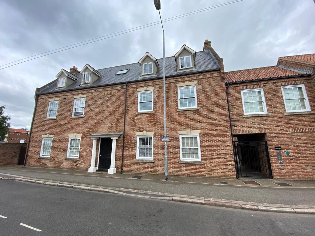 2 bed flat to rent in Stonegate Street, King