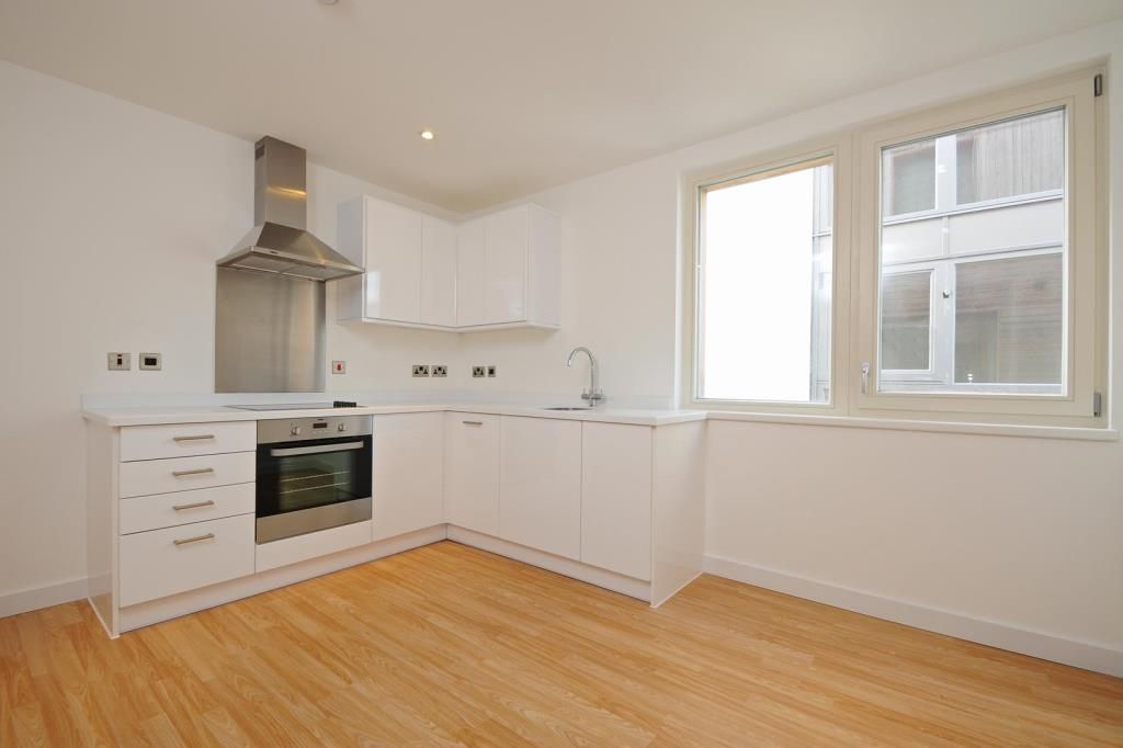 1 bed flat to rent in Garden Road, Richmond TW9, £1,650 pcm