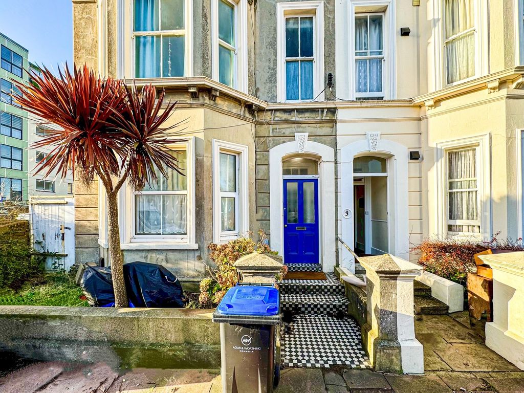 2 bed flat to rent in Selden Road, Worthing BN11, £1,200 pcm