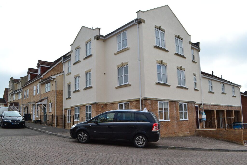2 bed flat to rent in Ermine Street, Yeovil BA21, £795 pcm