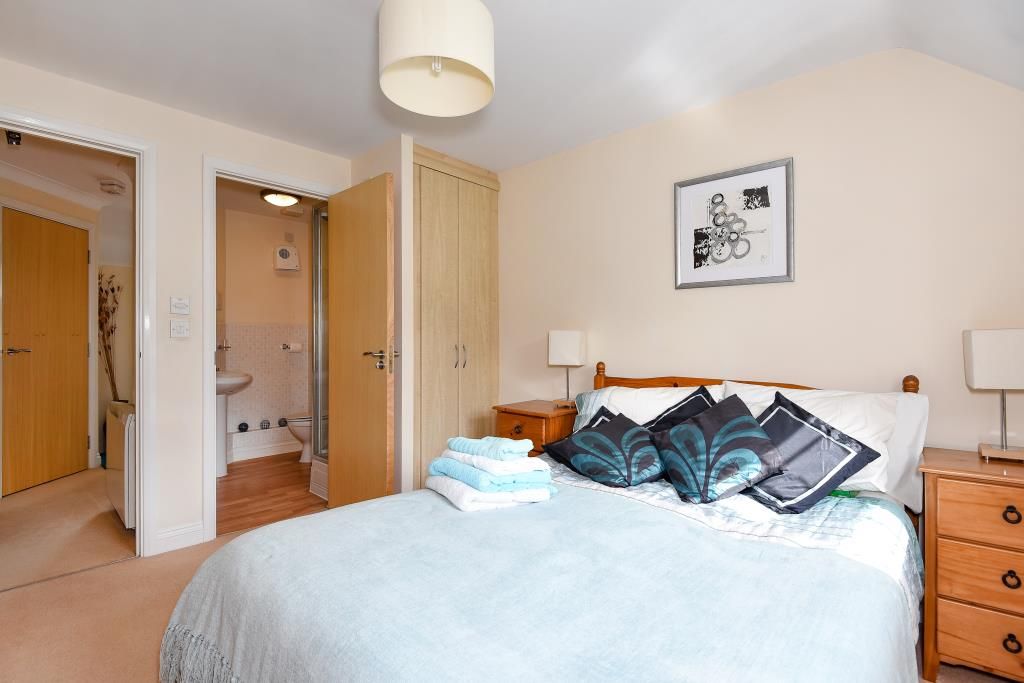 2 bed flat to rent in Newbury, Berkshire RG14, £1,200 pcm