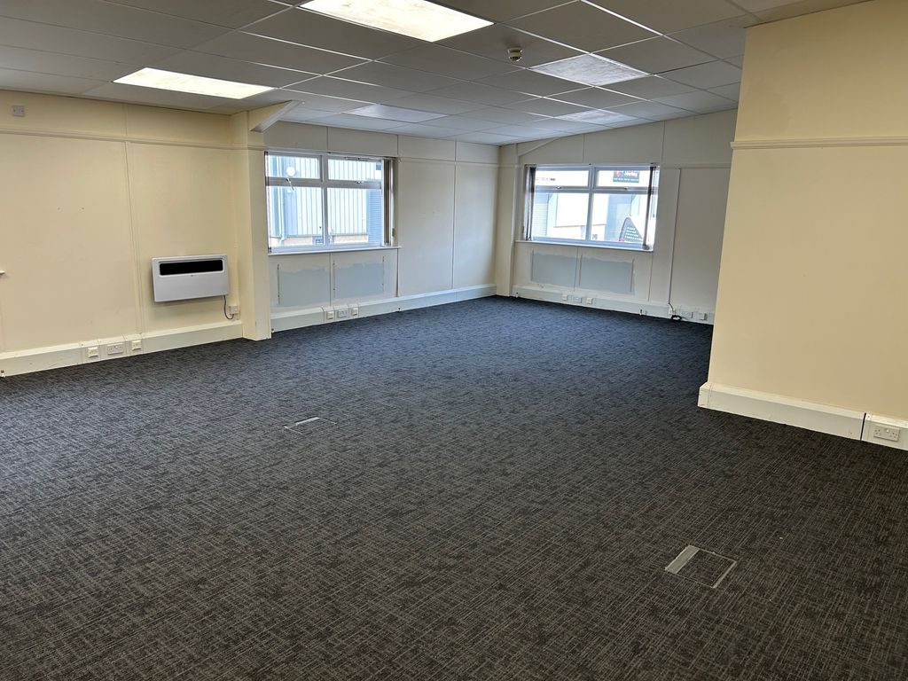 Office to let in Carrbottom Road, Bradford BD5, £4,000 pa