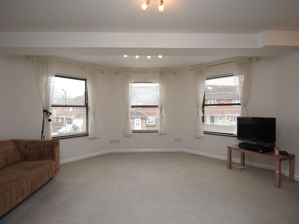 2 bed flat to rent in Norfolk Road, Maidenhead SL6, £1,350 pcm