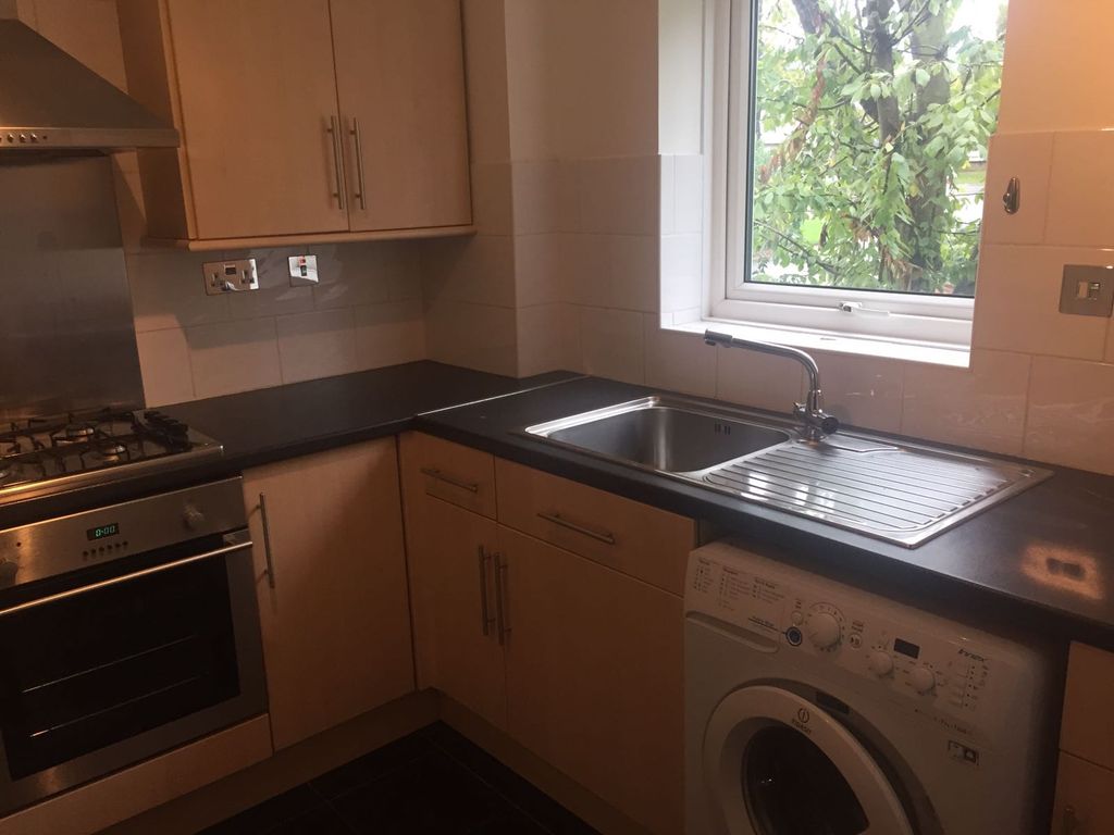 2 bed flat to rent in Poplar Grove, New Southgate N11, £1,300 pcm