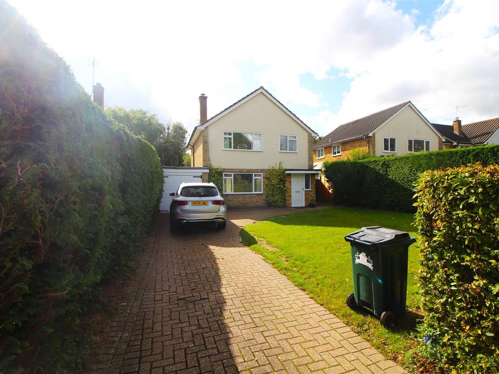 4 bed detached house to rent in Weald Drive, Crawley RH10, £2,000 pcm