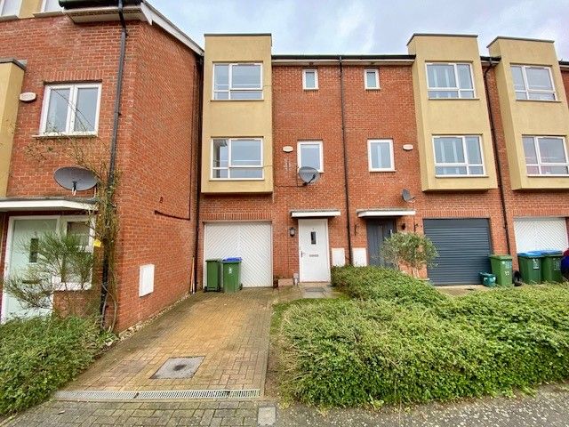 4 bed property to rent in Stilton Close, Aylesbury HP19, £1,650 pcm