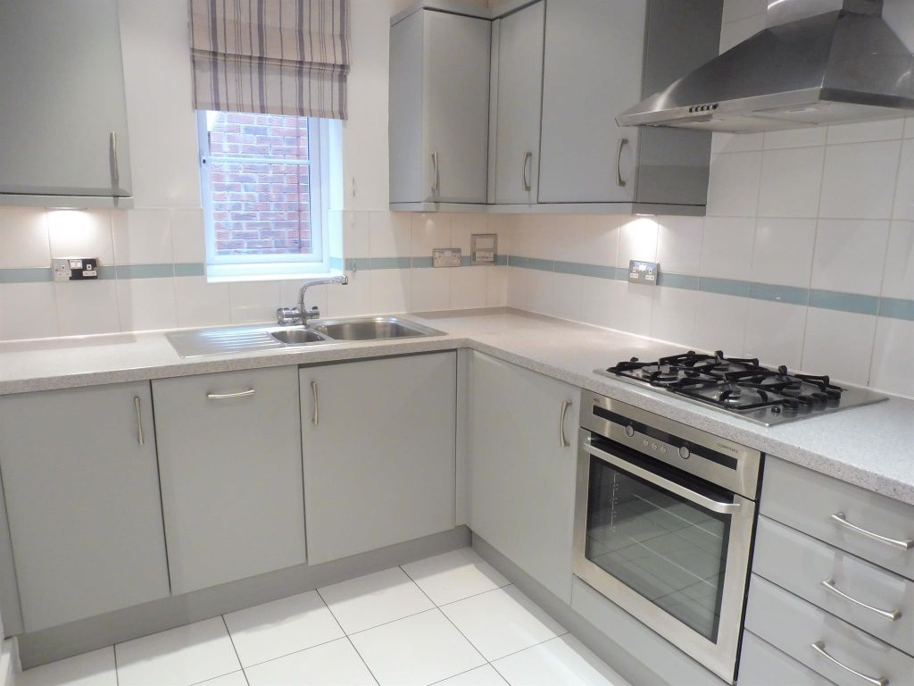 2 bed flat to rent in Wimborne Road, Winton, Bournemouth BH2, £1,325 pcm