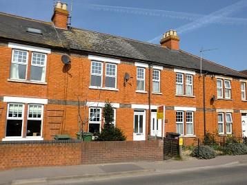 2 bed terraced house to rent in Newbury, Berkshire RG14, £1,250 pcm