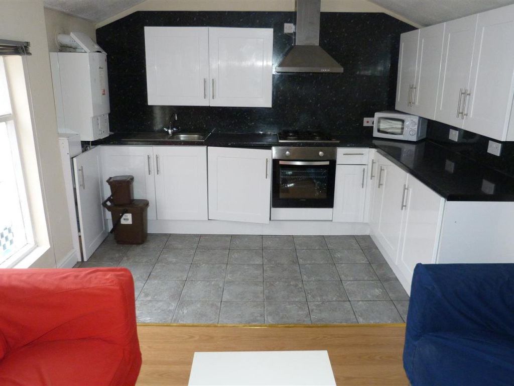 3 bed flat to rent in City Road, Cathays, Cardiff CF24, £1,350 pcm