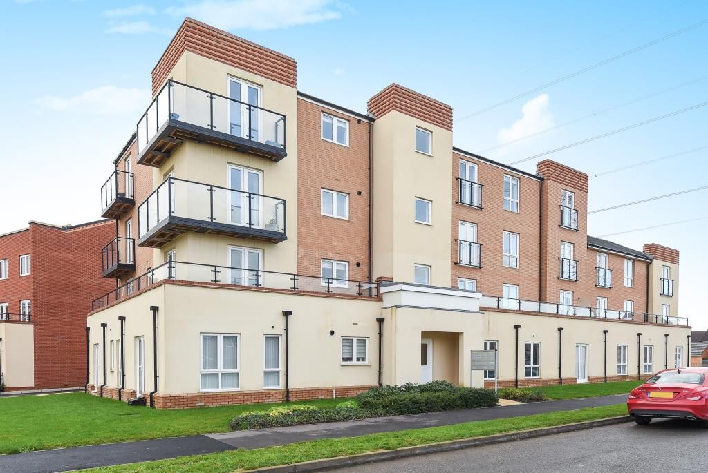 2 bed flat to rent in Berryfields, Aylesbury HP18, £1,250 pcm