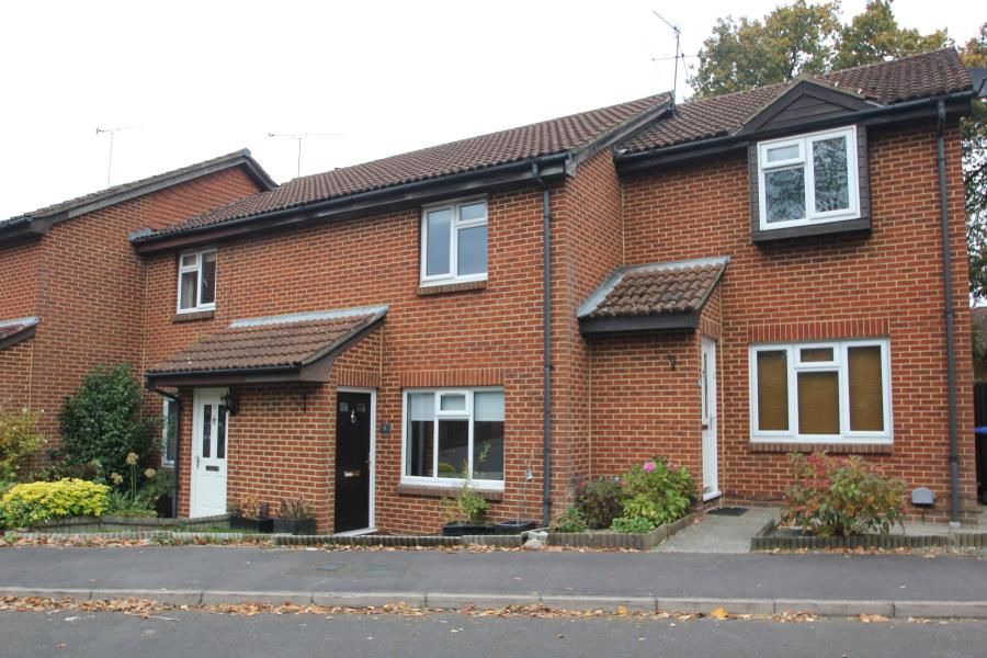 3 bed terraced house to rent in Woking, Surrey GU22, £1,750 pcm