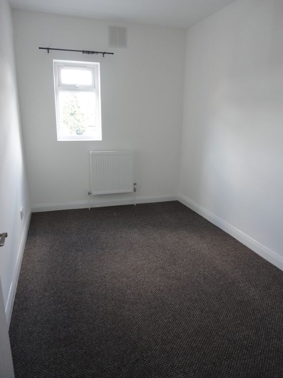 2 bed flat to rent in The Crossways, Heston TW5, £1,475 pcm