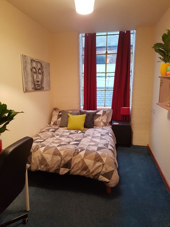 5 bed shared accommodation to rent in Russell Street, Nottingham NG7, £2,815 pcm