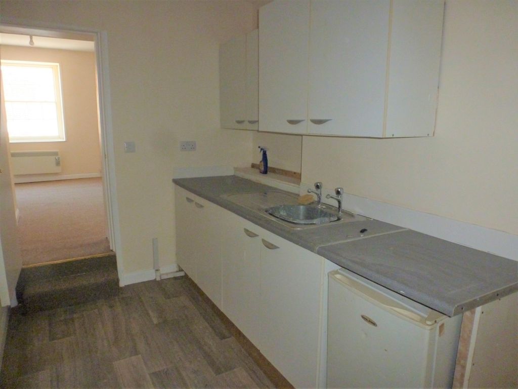 2 bed flat to rent in High Street, Holbeach, Spalding PE12, £550 pcm