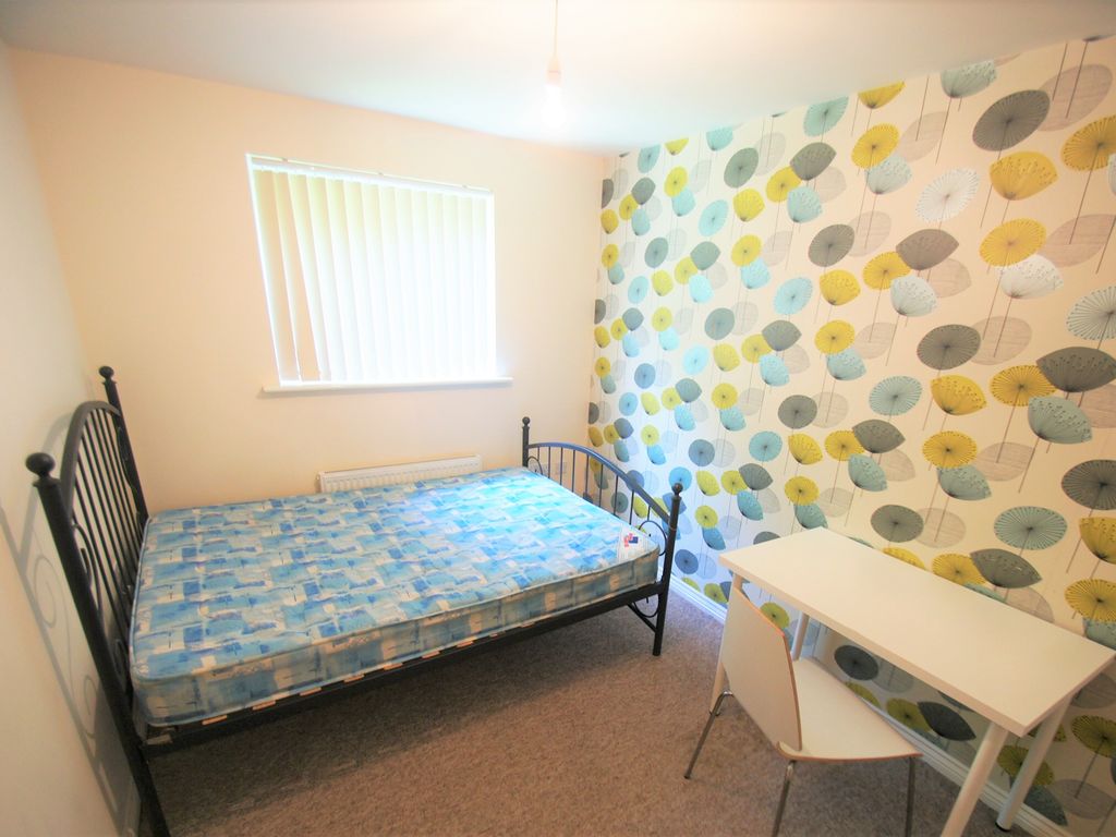 2 bed flat to rent in Signet Square, Coventry CV2, £850 pcm