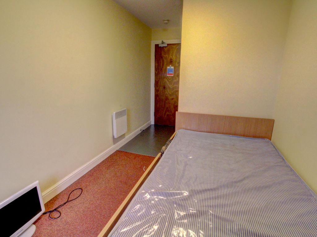 5 bed flat for sale in Longside Lane, Bradford BD7, £90,000
