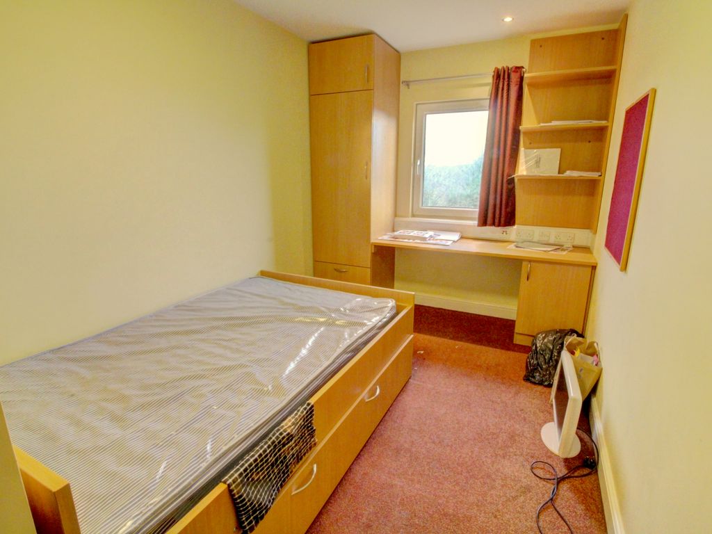 5 bed flat for sale in Longside Lane, Bradford BD7, £90,000
