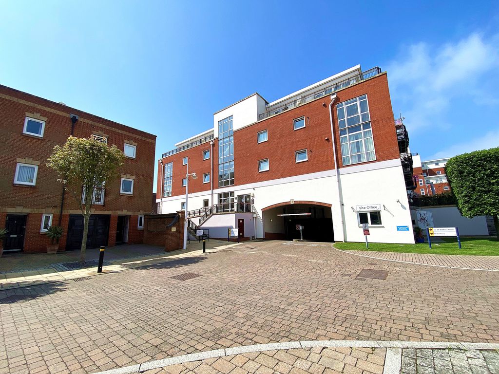 2 bed flat to rent in Arethusa House, Gunwharf, Portsmouth PO1, £1,550 pcm